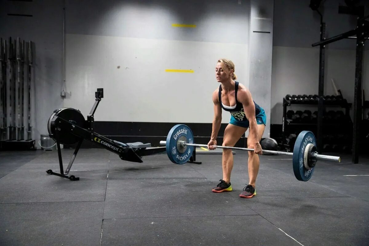 Тяга штанги девушки. Становая тяга кроссфит. румынская становая тяга со штангой. deadlift кроссфит. пауэрлифтинг становая.