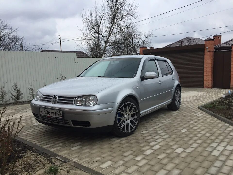 Гольф 2001 год. Фольксваген гольф 2001 года. Фольксваген гольф 4 GTI колеса. Volkswagen Golf, 2001 на дисках. Golf 4 2001.