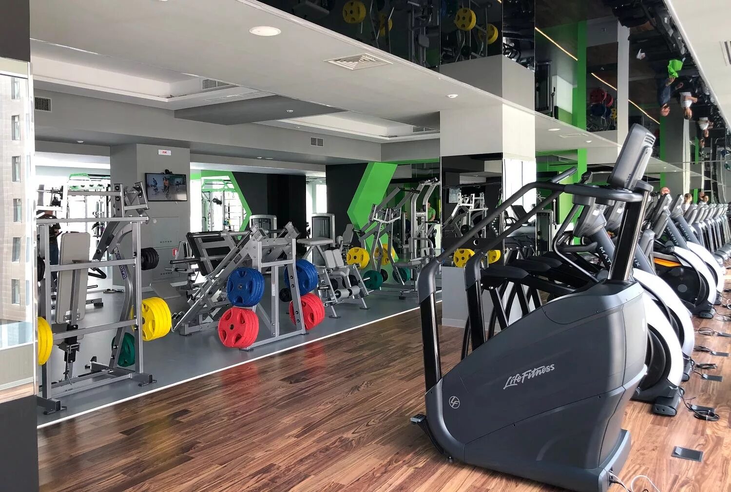 Х фит сердце столицы. Клевер парк фитнес. X fit clever екатеринбург. Клевер парк фитнес. X fit clever тренажерный зал екатеринбург.