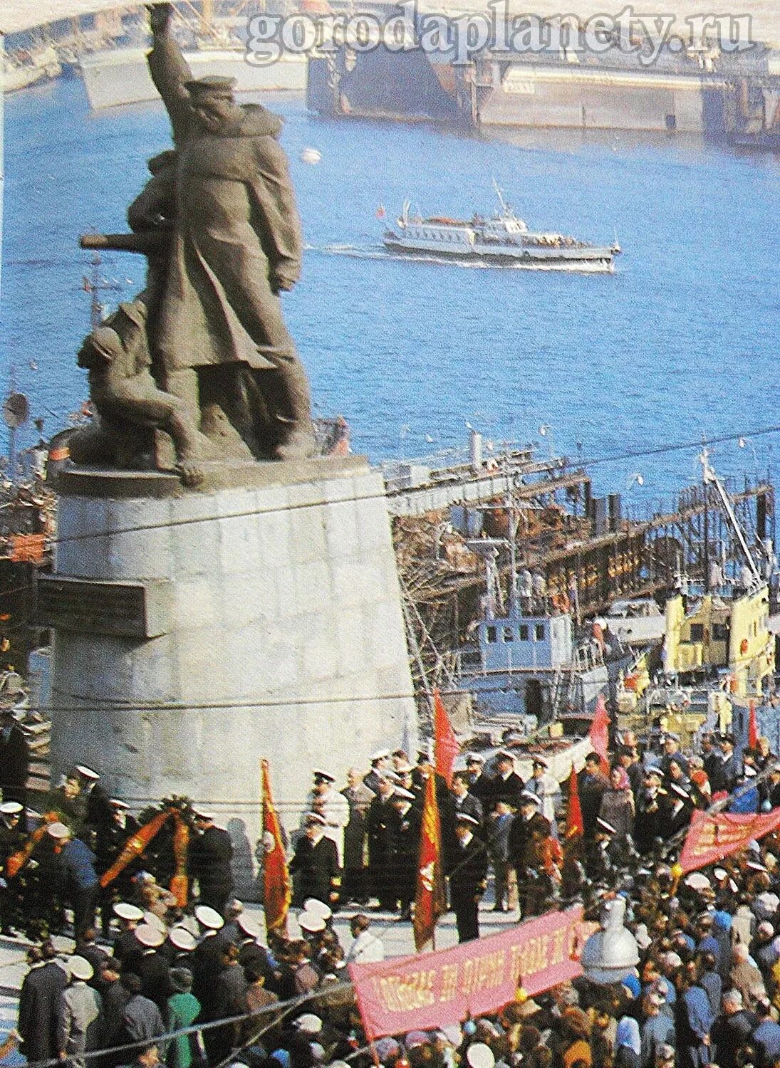 Памятник моряку во Владивостоке. Памятник морякам торгового флота во Владивостоке. Памятник морякам торгового флота 1941-1945 гг Владивосток. Памятник торговому флоту Владивосток. Морякам торгового флота