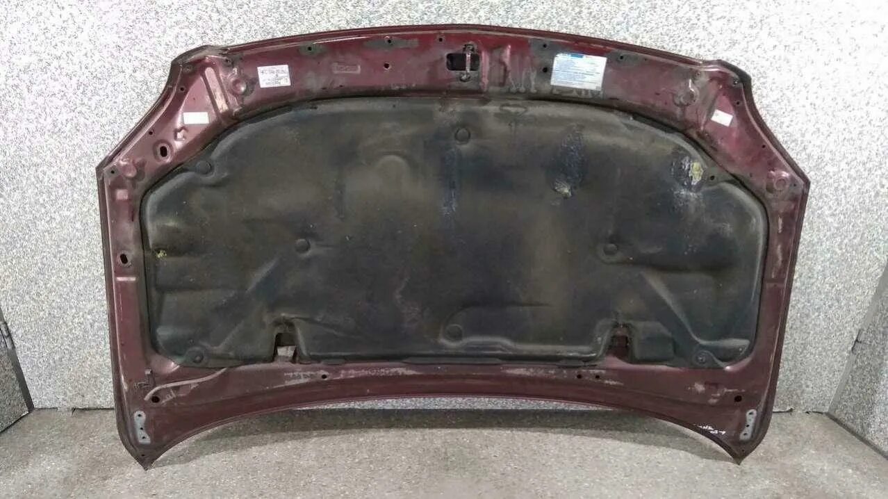 Капот toyota avensis t220. Тойота авенсис капот 2010. Пластик под капотом на авенсис 2006. Тойота авенсис капот 2010. Тойота авенсис т271 шумоизоляция капота.