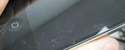 Царапина на защитном стекле телефона