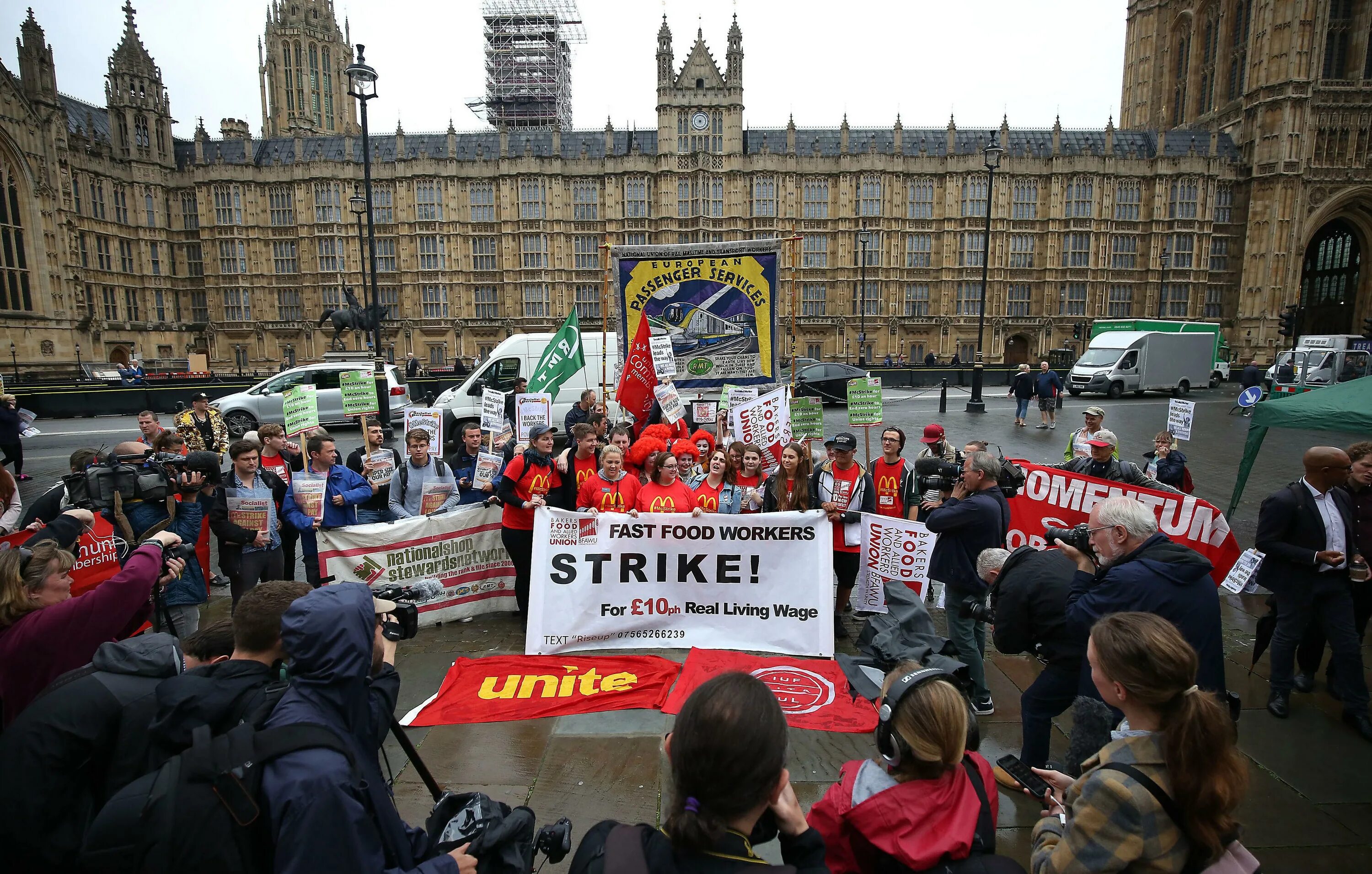 Страйк на английском. Strike забастовка. Профсоюзы в Англии. Забастовки в Великобритании 2011 год. Фотографии профсоюзы в Великобритании.