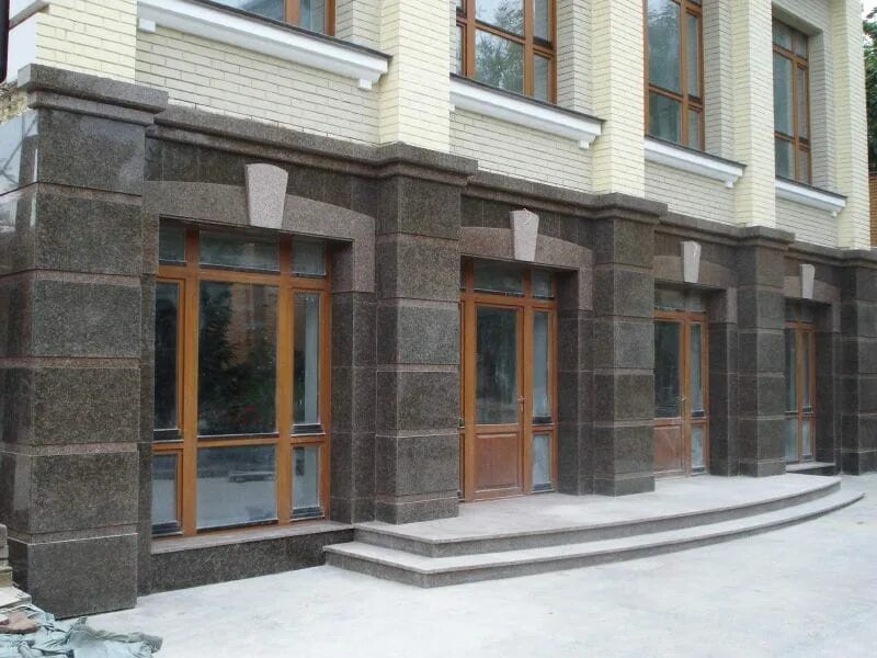 Здания облицованные гранитом. Фасад из гранита. облицовка зданий гранитом. отделка фасада гранитом. отделка фасада здания гранитом.