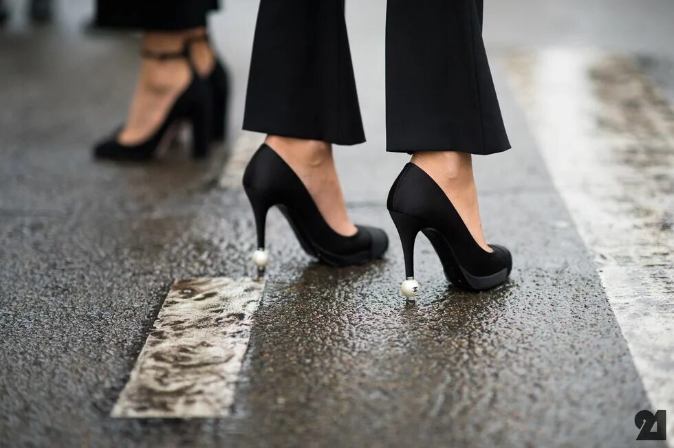 Туфли шанель с носком. Туфли носки шанель. Chanel shoes with pearl. Туфли лодочки chanel. Обувь коко шанель.