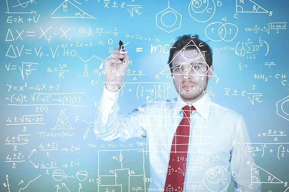 Школьник на фоне доски. Математика фото. Сложности в бизнесе. Бизнесмен. Человек решает задачу.