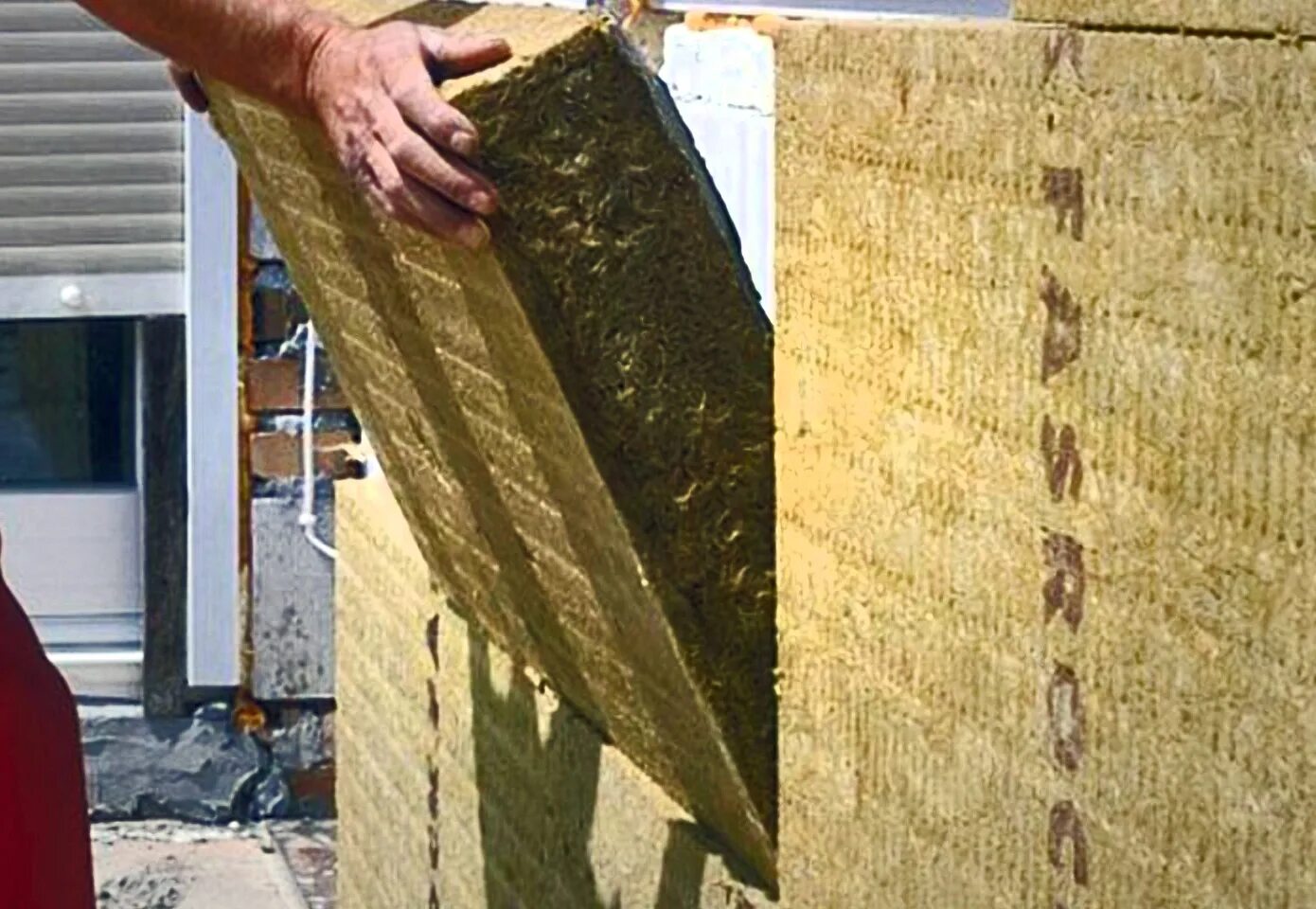 Полужесткой минераловатной плитой t-50мм y-35кг/м3 isover вент фасад оптима. Базальтовый утеплитель белтеп. Каменная вата для фасада. Вентфасад утеплитель технониколь. Технофас оптима 50мм.