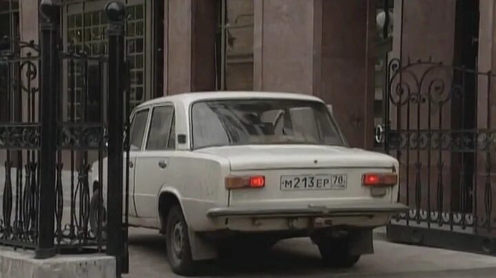 Улица разбитых фонарей машина. Улицы разбитых фонарей-12 car chase scene. Улицы разбитых фонарей волга. Улицы разбитых фонарей машины. Газ 2410 улицы разбитых фонарей.