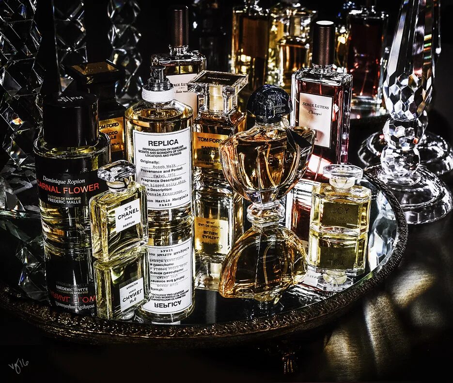 Много духов. Очень много духов. Несколько духов. Элитная парфюмерия. Брендовая косметика и парфюмерия.