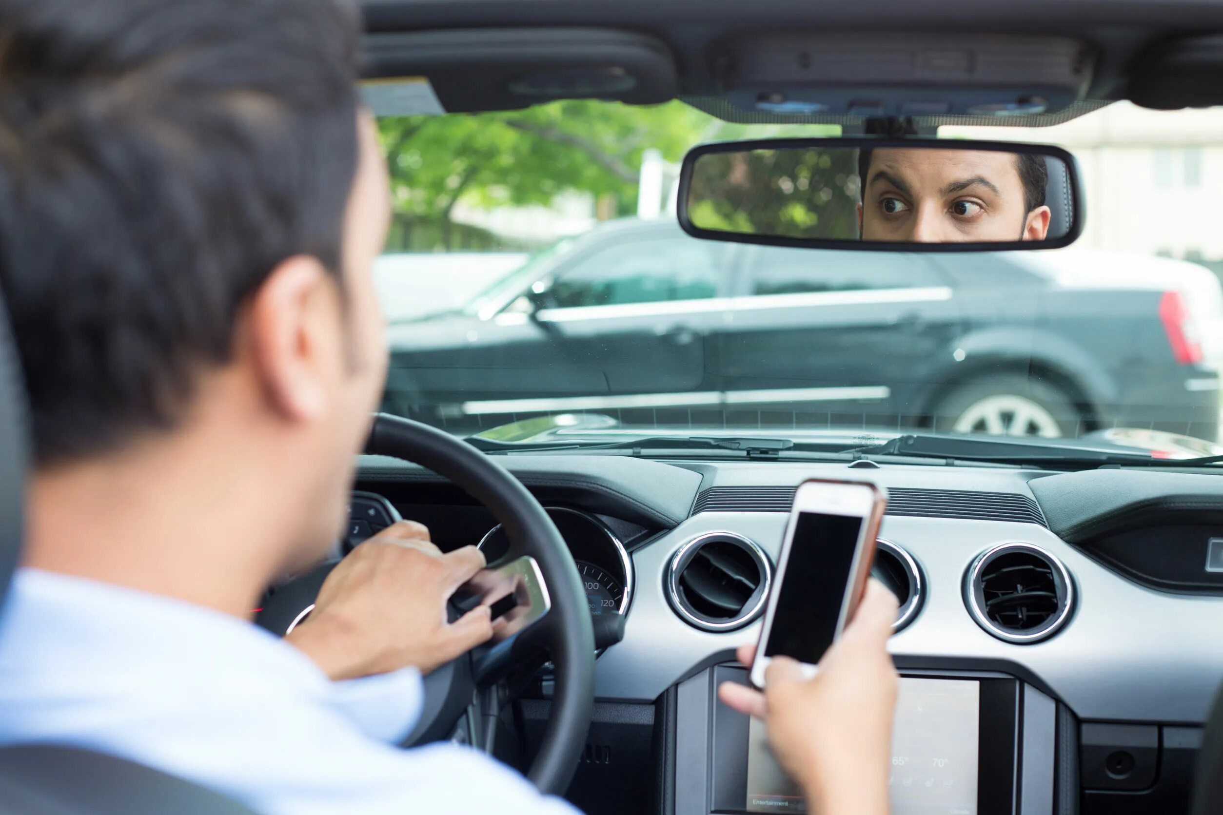 Distracted Driving. Мобильный телефон в машине. Водитель отвлекается на телефон фото. The Driver. Does he drive a car