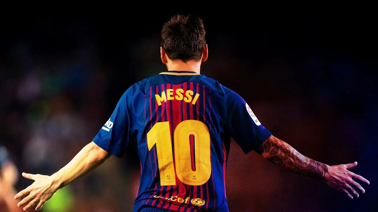 Месси стоит. Messi. messi 2017. месси празднование. месси с футболкой в руках.
