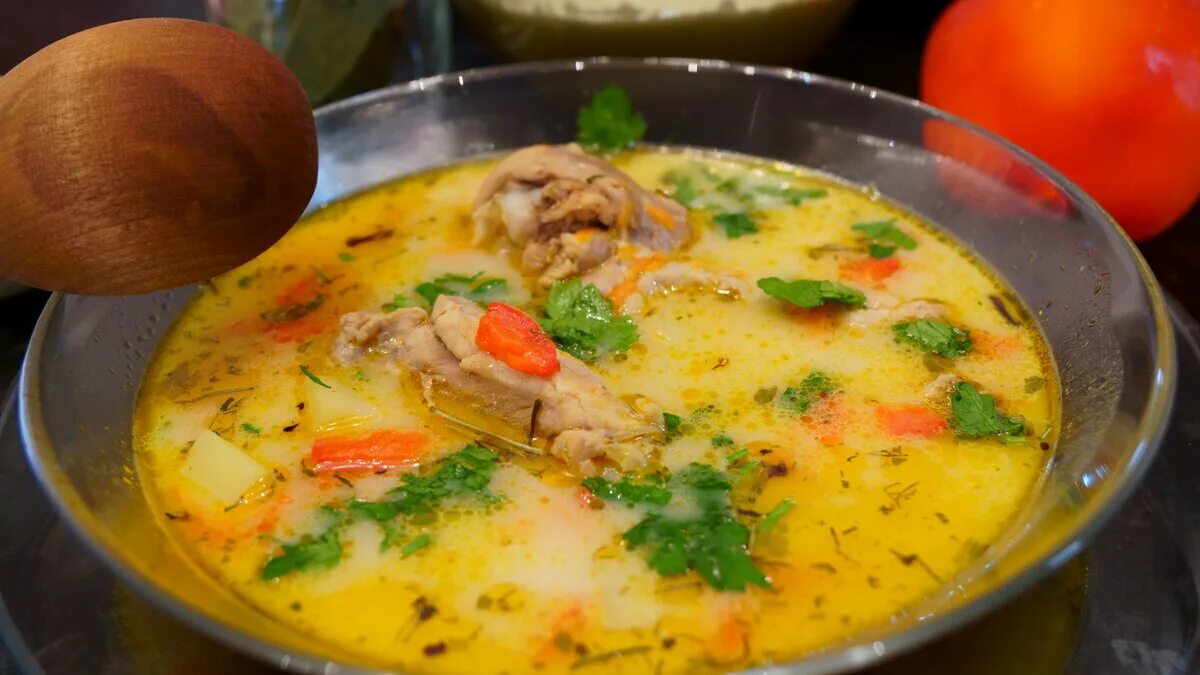 Готовим суп на обед. Суп с курицей. сырный суп с курицей. обед суп куриный. куриный суп.