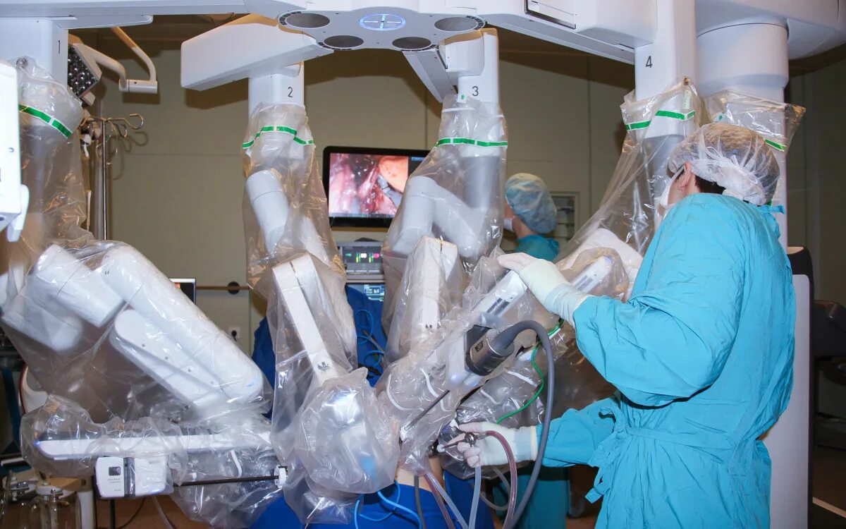 Роботизированная хирургия. Роботы в хирургии. Da Vinci робот-хирург. Выполнена 1000 операция