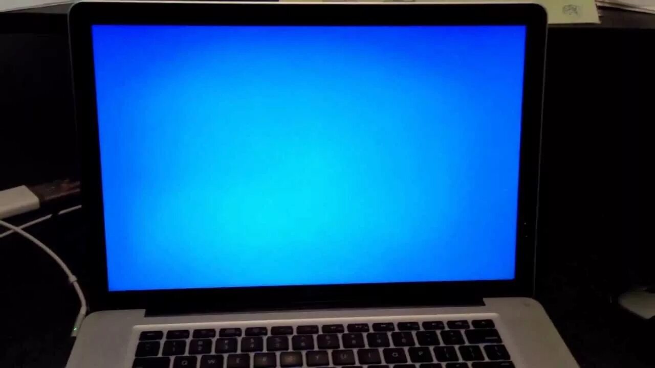 Ошибки macbook. Синий экран macbook pro 2011. macbook синий экран. экран смерти макбук. макбук с голубым экраном.