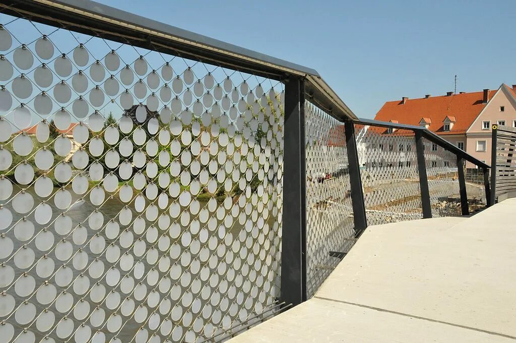Metal railing. Mesh уличный. Уличный mesh. Уличный mesh. Сетка на заборе крупным планом.