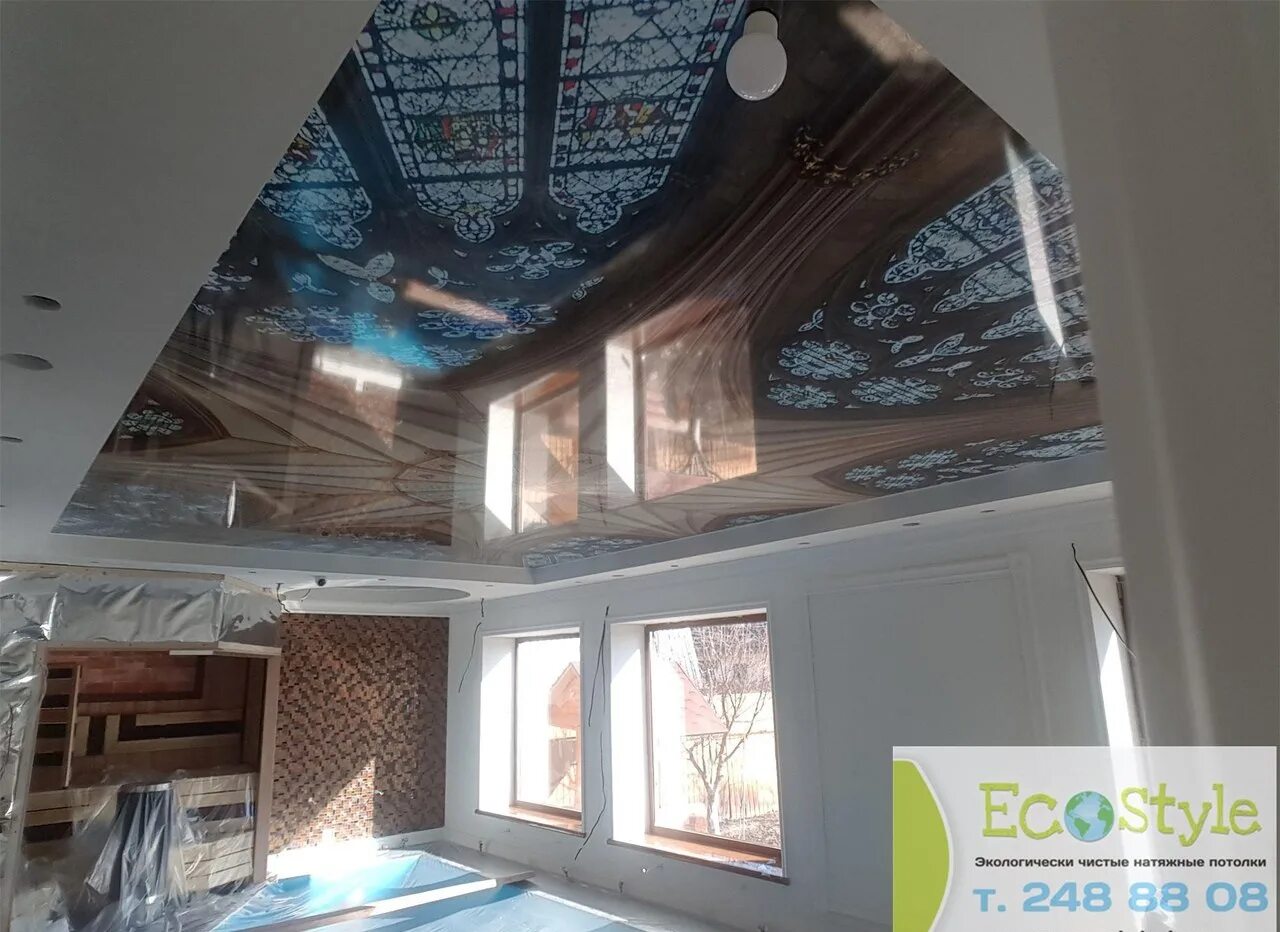 альтернатива натяжным потолкам. подвесной потолок армстронг альтернатива. натяжной потолок на неровный потолок. объемные обои для потолка. салатовая пустая комната.