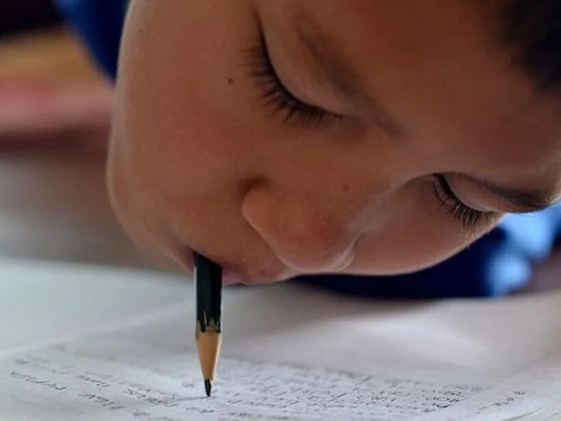 художник рисует ногами. человек пишет ногами. человек пишет ногами. ноги рисовать. люди пишут ногами.