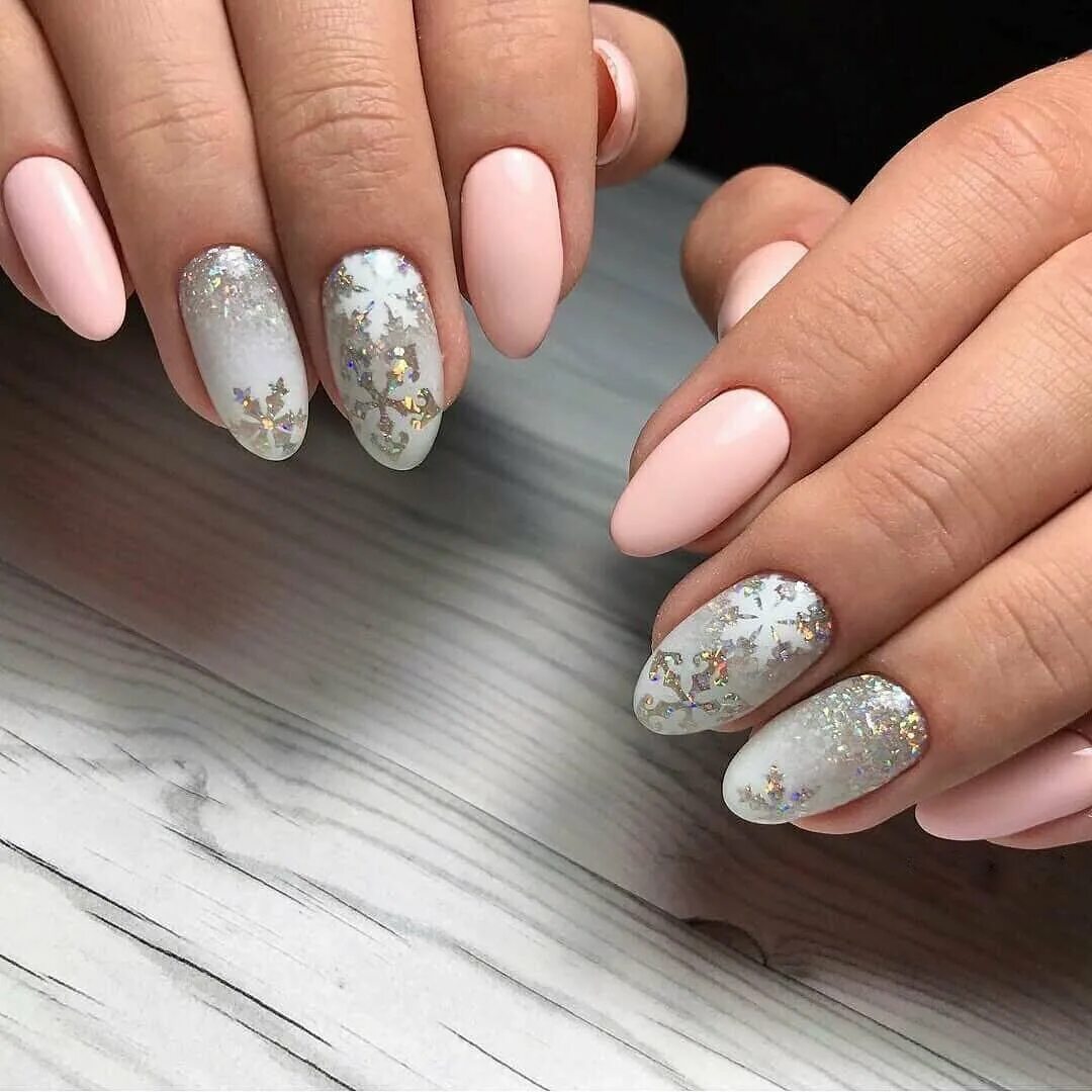 дизайн ногтей миндаль новогодний светлый. светлый дизайн ногтей на длинные. миндаль. маникюр белый с блеском. дизайн ногтей миндаль новогодний светлый.