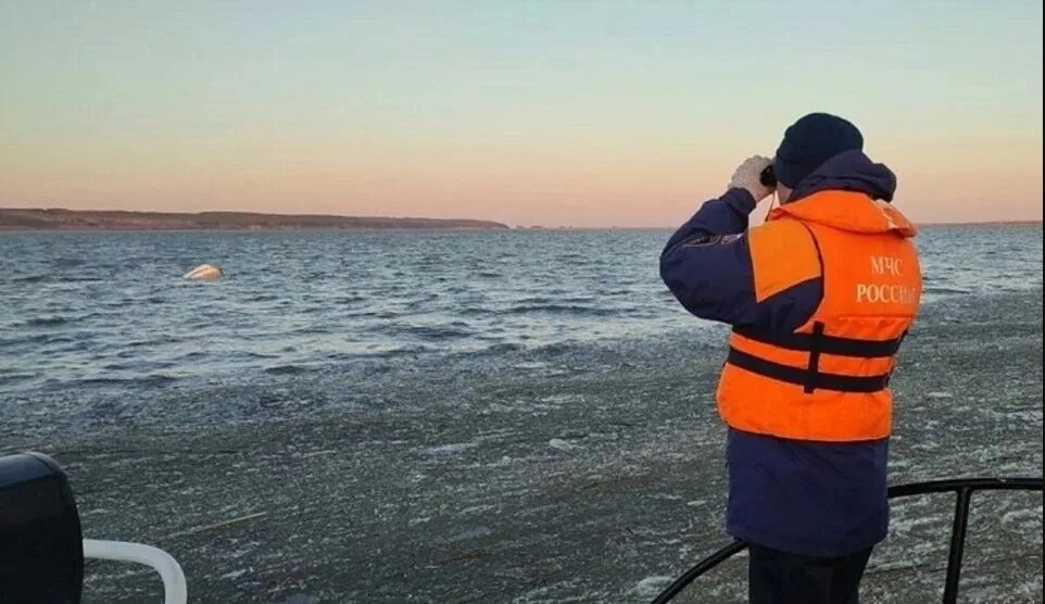 МЧС на воде. Лодка МЧС. Спасатели в океане. Спасатель МЧС. Пара утонула