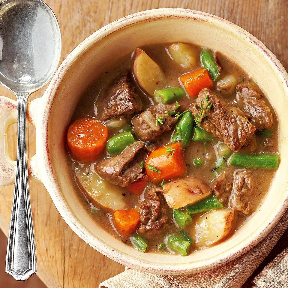 Картофель с говядиной и овощами. Говядина тушеная с овощами. жаркое из говядины. жаркое с говядиной. жаркое из говядины с овощами.