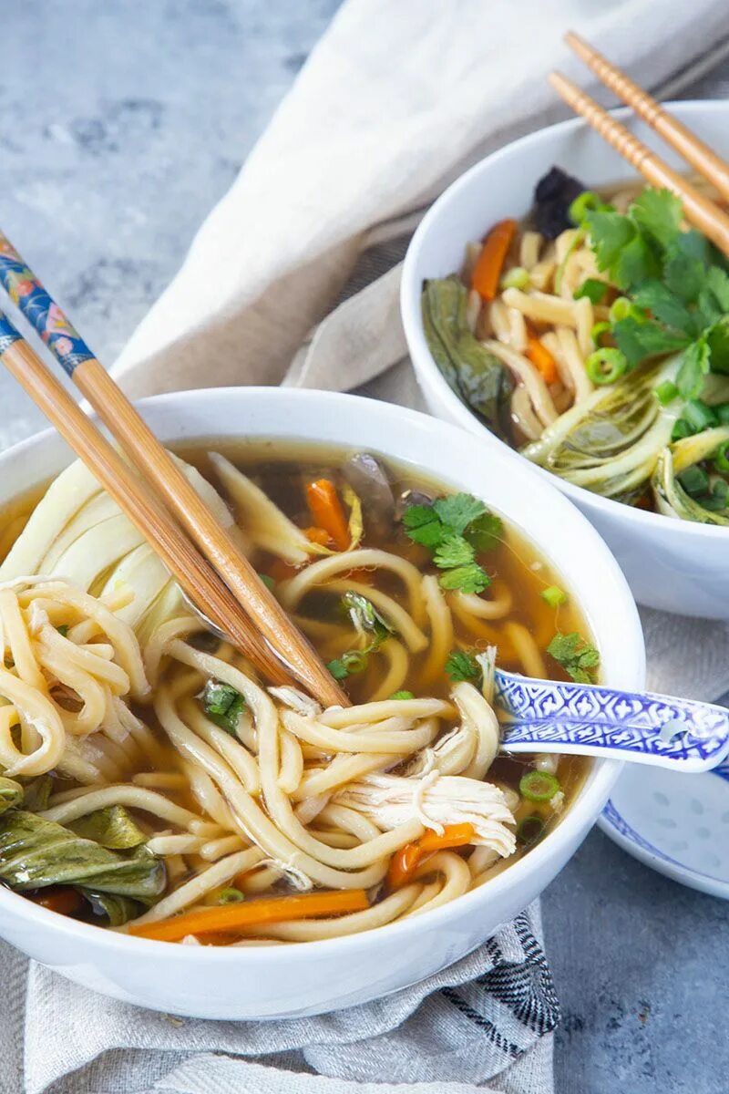 Лапша Samyang vegetasty Noodle Soup. Нудлс лапша суп Saffron Dubai. Рамен со шпинатом. Chicken Noodle Soup китайская лапша. Лапша по пекински