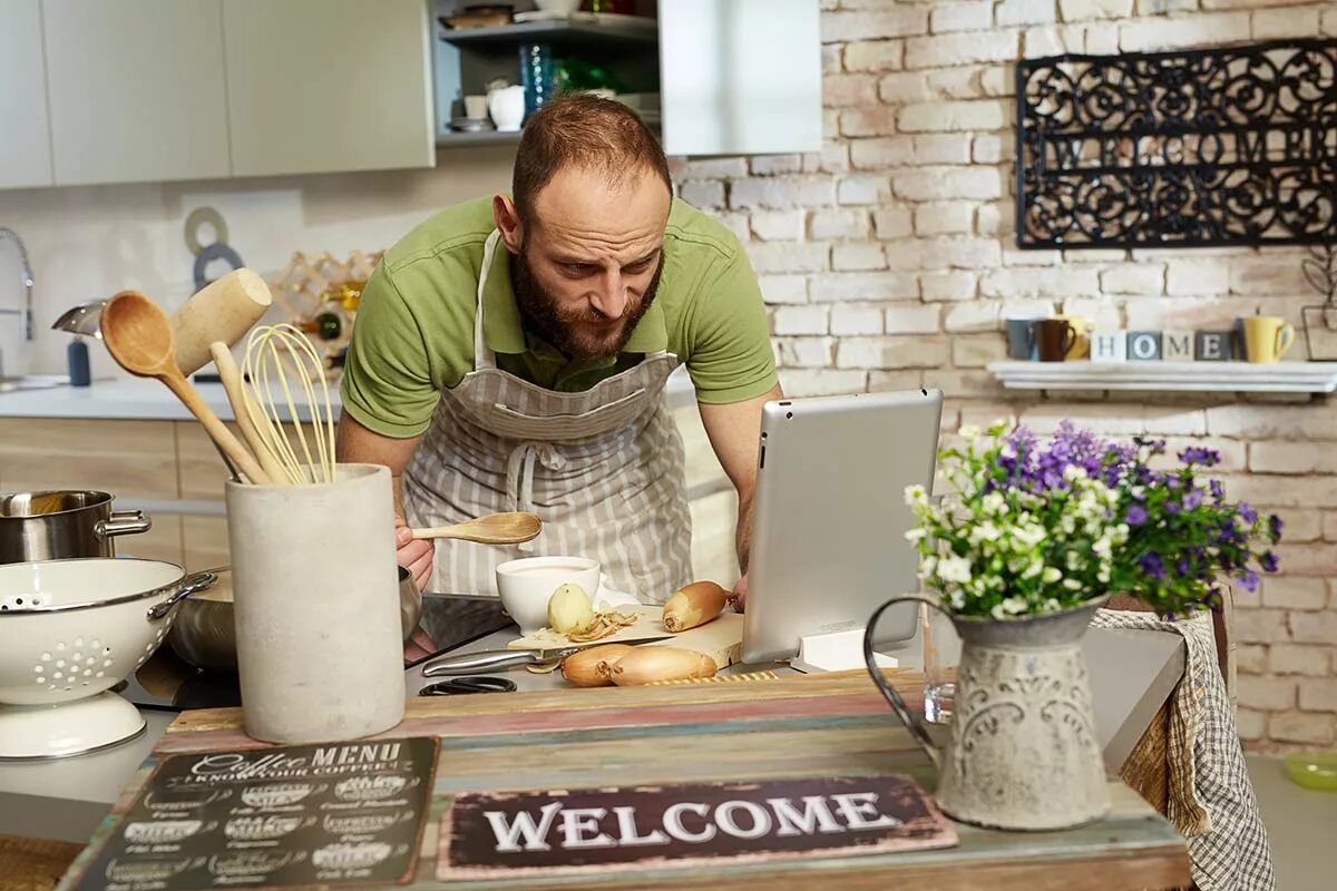 A cook came to. Человек готовит. Люди готовят Сток. Organic Coffee кухня повар. Кухне лайфстайл тесто.