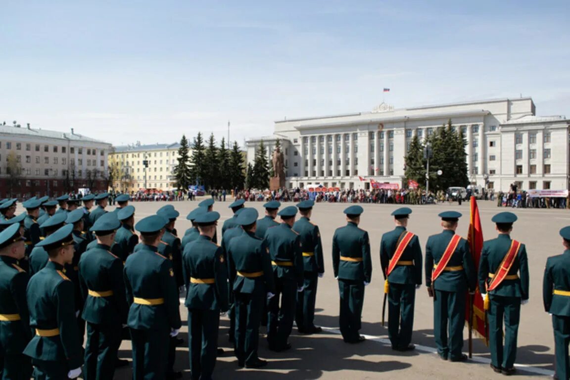 5 мая прямая. Парад Победы Киров 2021. Парад Победы Киров 2016. Киров Калужская область парад Победы 2022. Парад Победы Киров 2022 фото ВК.