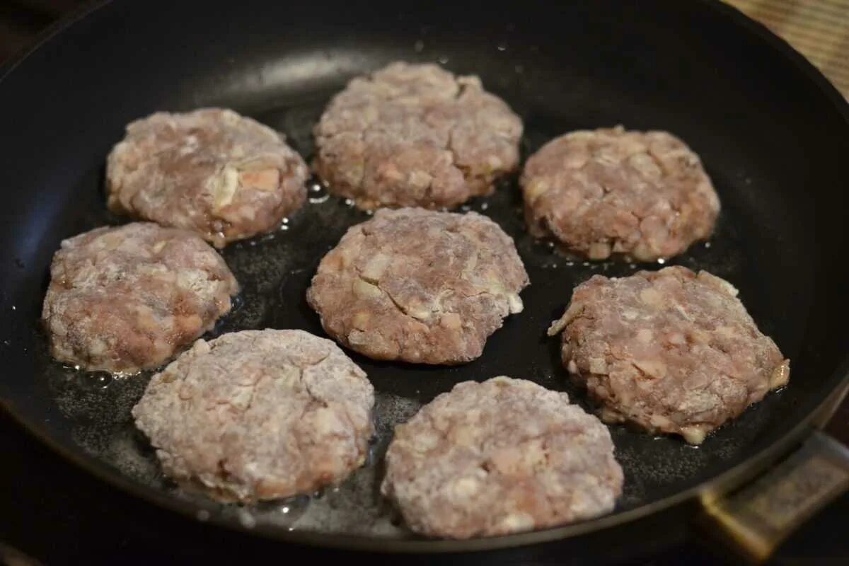 котлеты из фарша. котлеты куриные из фарша сочные на сковороде. котлеты куриные домашние. котлеты куриные из фарша сочные на сковороде. котлеты из курицы.