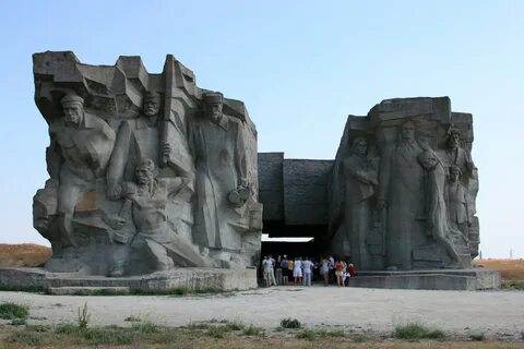 Памятники в городах героях