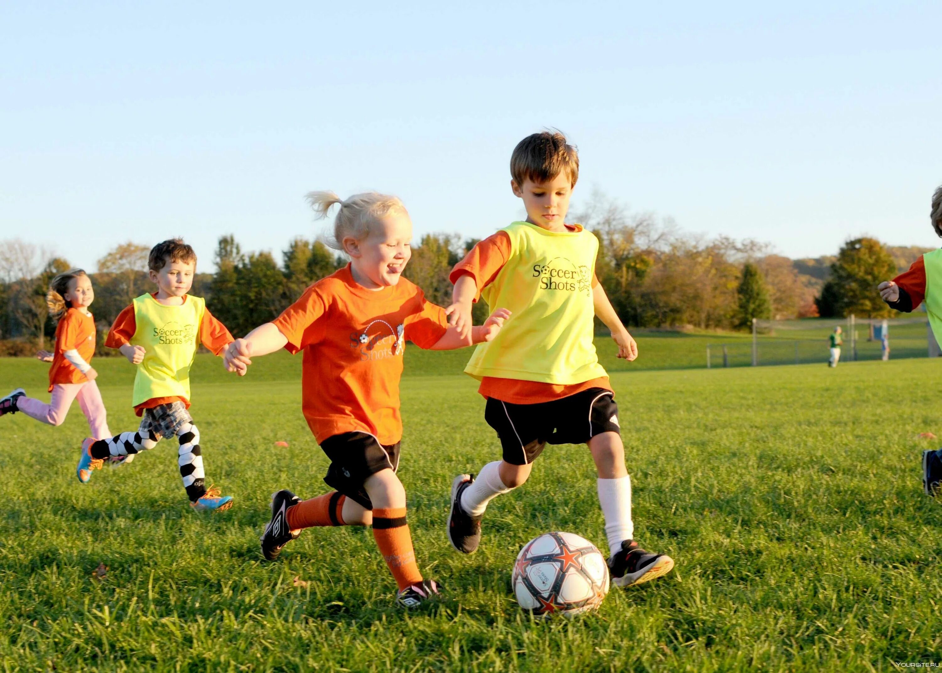 Летом играем в футбол. Спорт дети. Футбол дети. Спортивные игры для детей. Детизанимаютс спортом.
