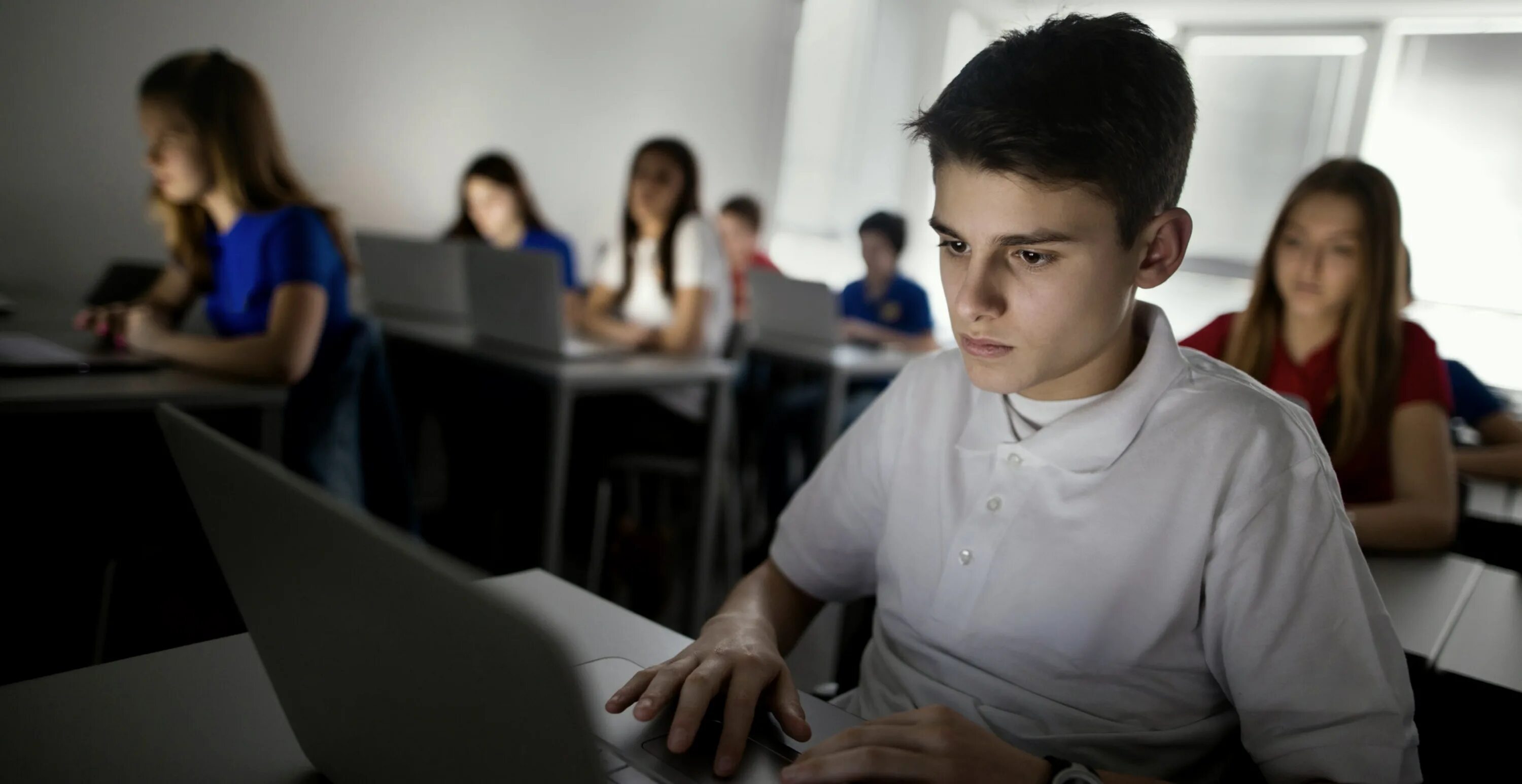 Студент с ноутбуком. Школьникам и студентам ноутбук. Подросток за ноутбуком. Студенты it. Класс видео новинки