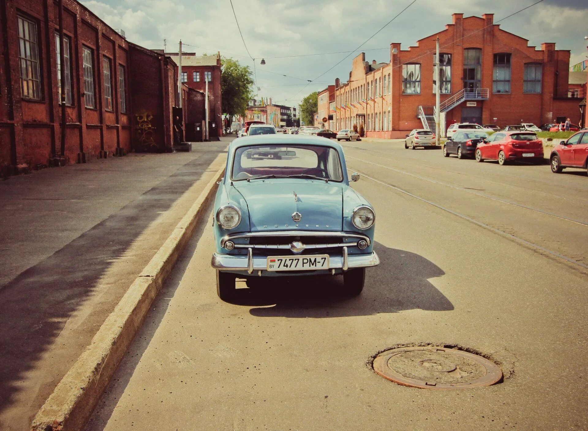 Включи машина на улице. Автомобили на советских улицах. Ретро автомобиль на улице. Улица Советская. Советские улицы с машинами.