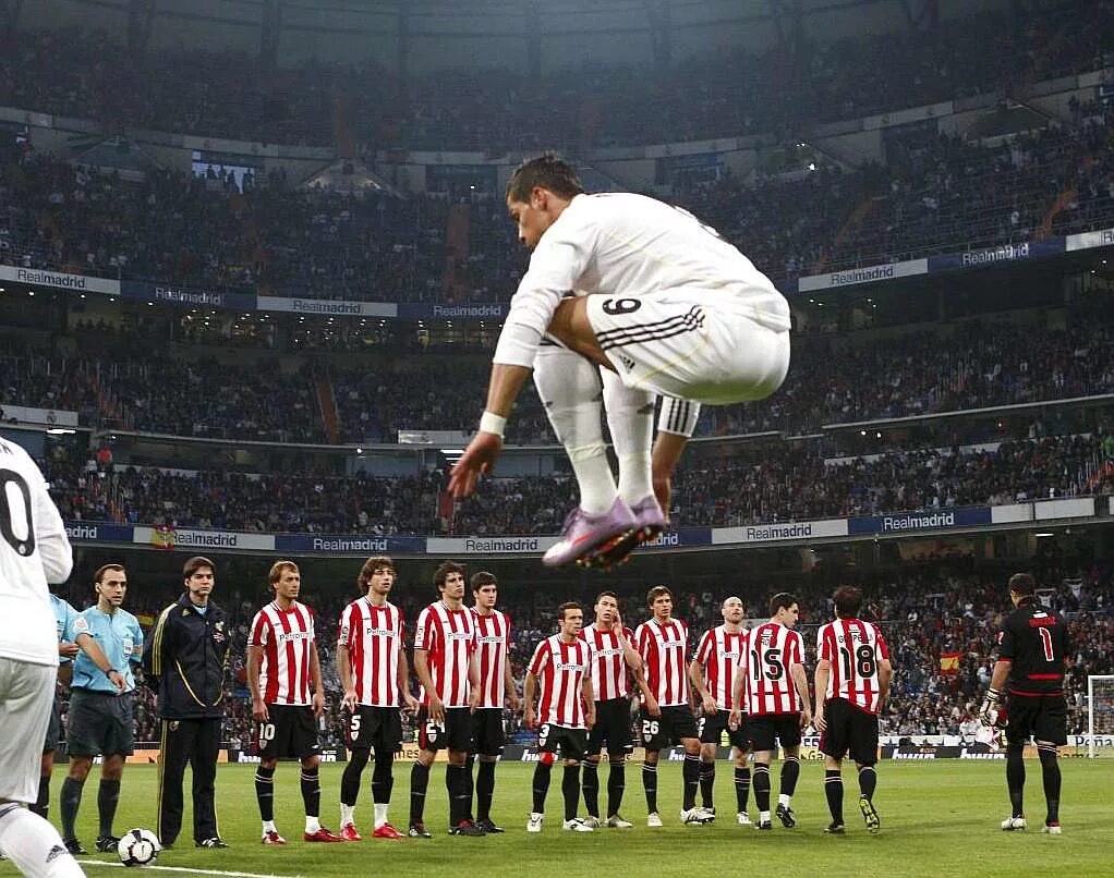 Сколько прыгает в высоту. Прыжок Роналду. Прыжок Кристиано Роналдо. Самый высокий прыжок Криштиану Роналду. Cristiano Ronaldo прыжок.
