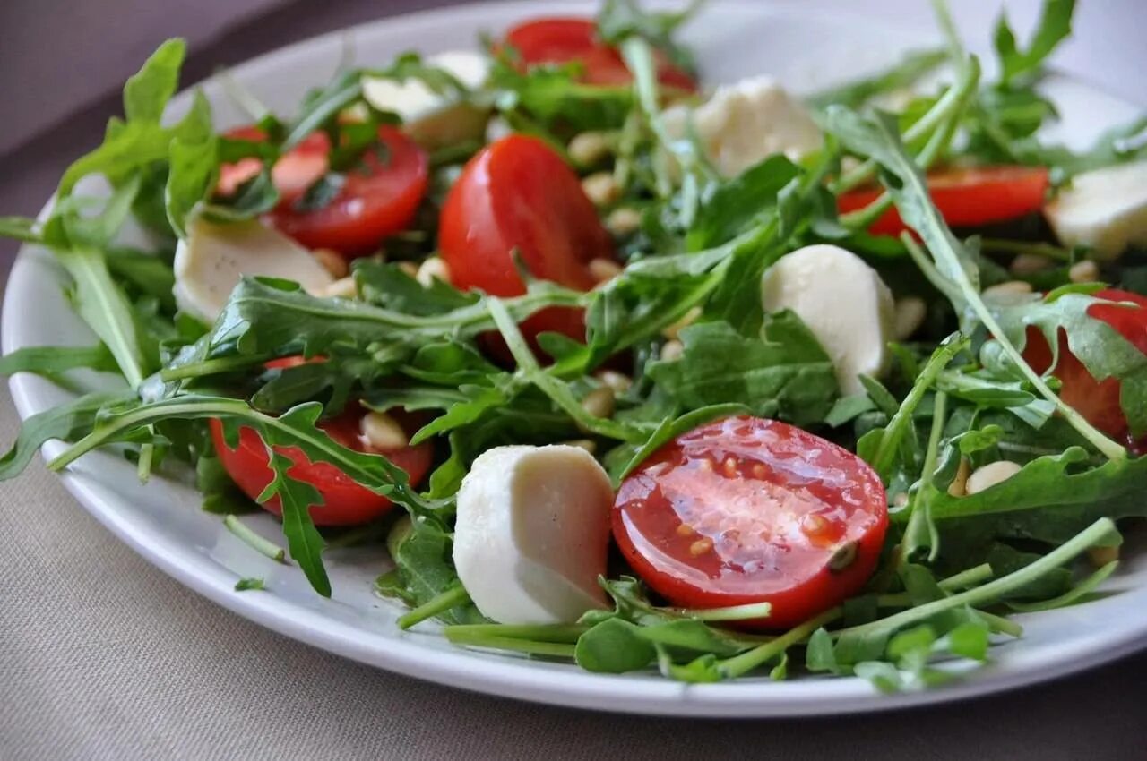 Салат из помидор простой рецепт вкуснейший. Руккола моцарелла черри. Руккола помидоры моцарелла. Салат руккола моцарелла черри. Руккола, помидоры черри и моцарелла.