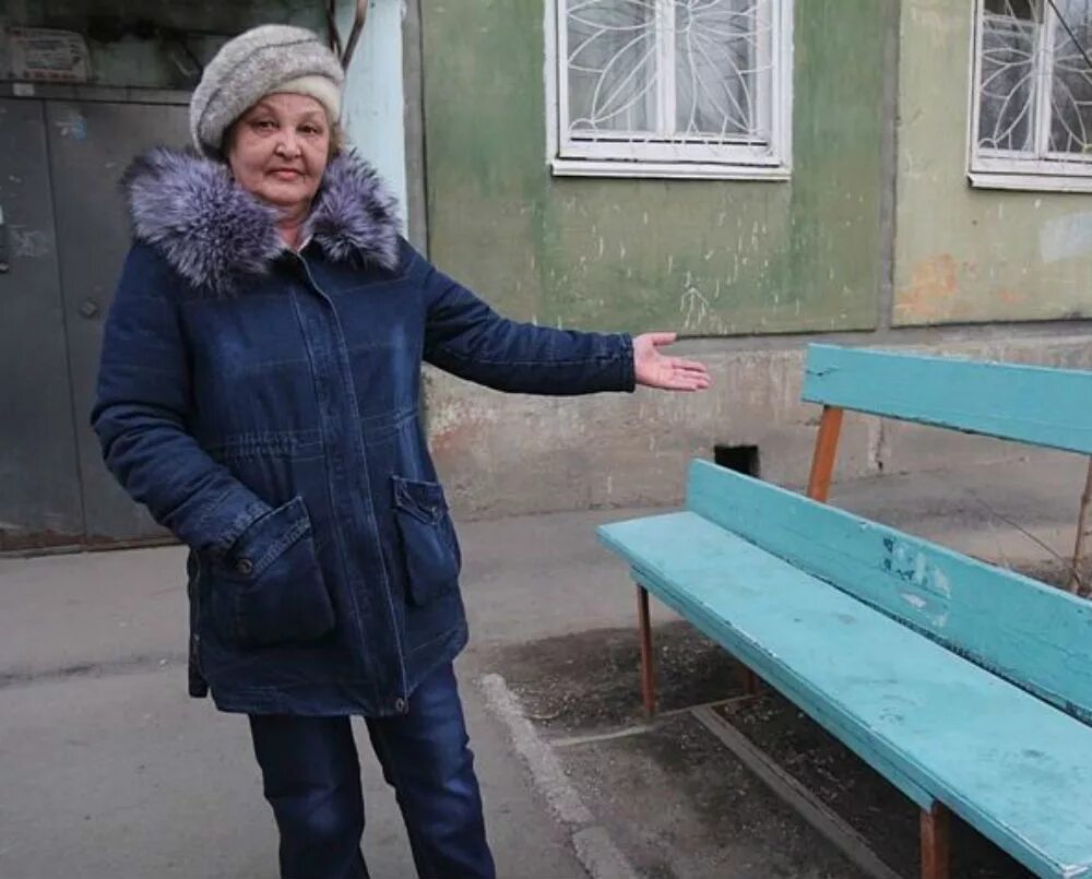 Пенсионерка на улице. Иркутск люди улицы. Пенсионерка суетится. Пенсионерка на улице зимой в городе Барнаул. Опытные сторожи у меня нет бахил голова