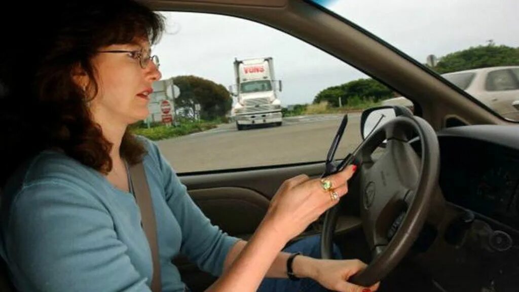 Мужчина за рулем. Опасное вождение термин. Злой таксист. Формула остановочного пути транспортного средства. Ошибки начинающих водителей.