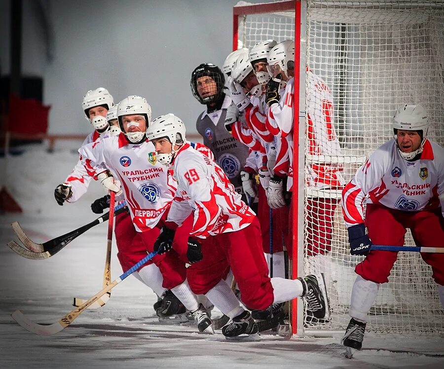 хоккеист уральского трубника. кубок чемпионов по хоккею с мячом кузбасс. хк кузбасс. хоккеист уральского трубника. трубник кузбасс.