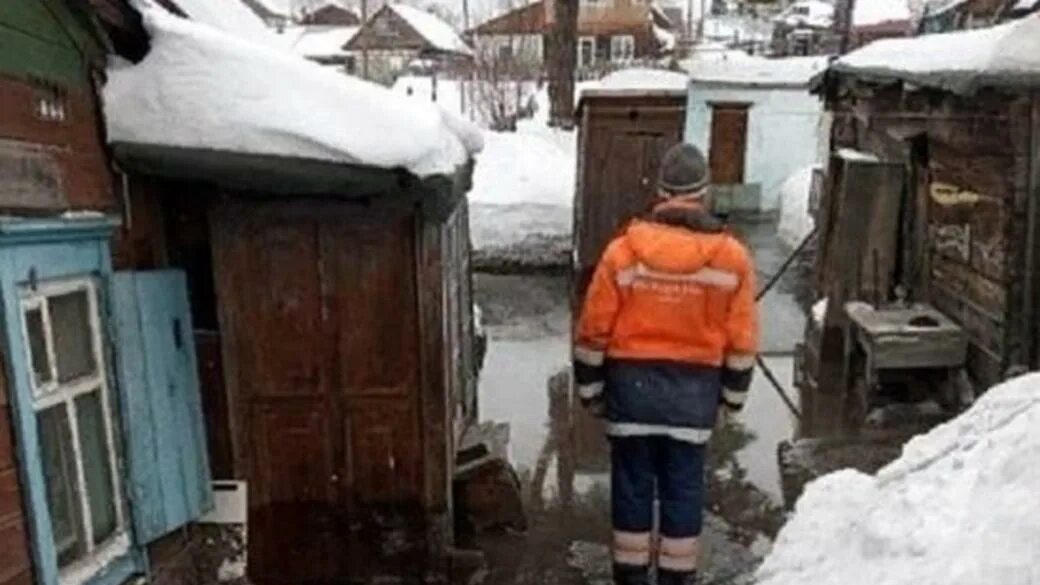 Коммунальная авария Барнаул. В Барнауле лопнуло здание. Порыв трубы ХВС на улице фото. Почему в Барнауле на улице коммунальной.