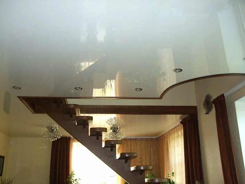 Подвесной потолок в частном доме. Домашние потолки натяжные потолки. Натяжной потолок в деревянном доме. Домашние потолки натяжные потолки. Нежные потолки в деревянном доме.