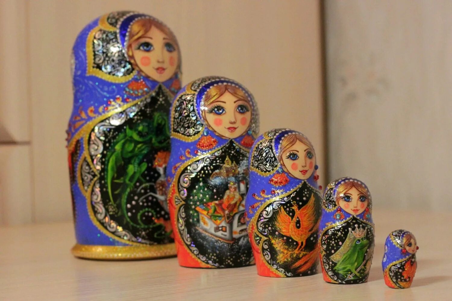 Матрешка ресницы спб. Матрёшки виды санкт петербурга. Материал дерево. Матрешка в темных тонах. Матрешка ресницы спб.