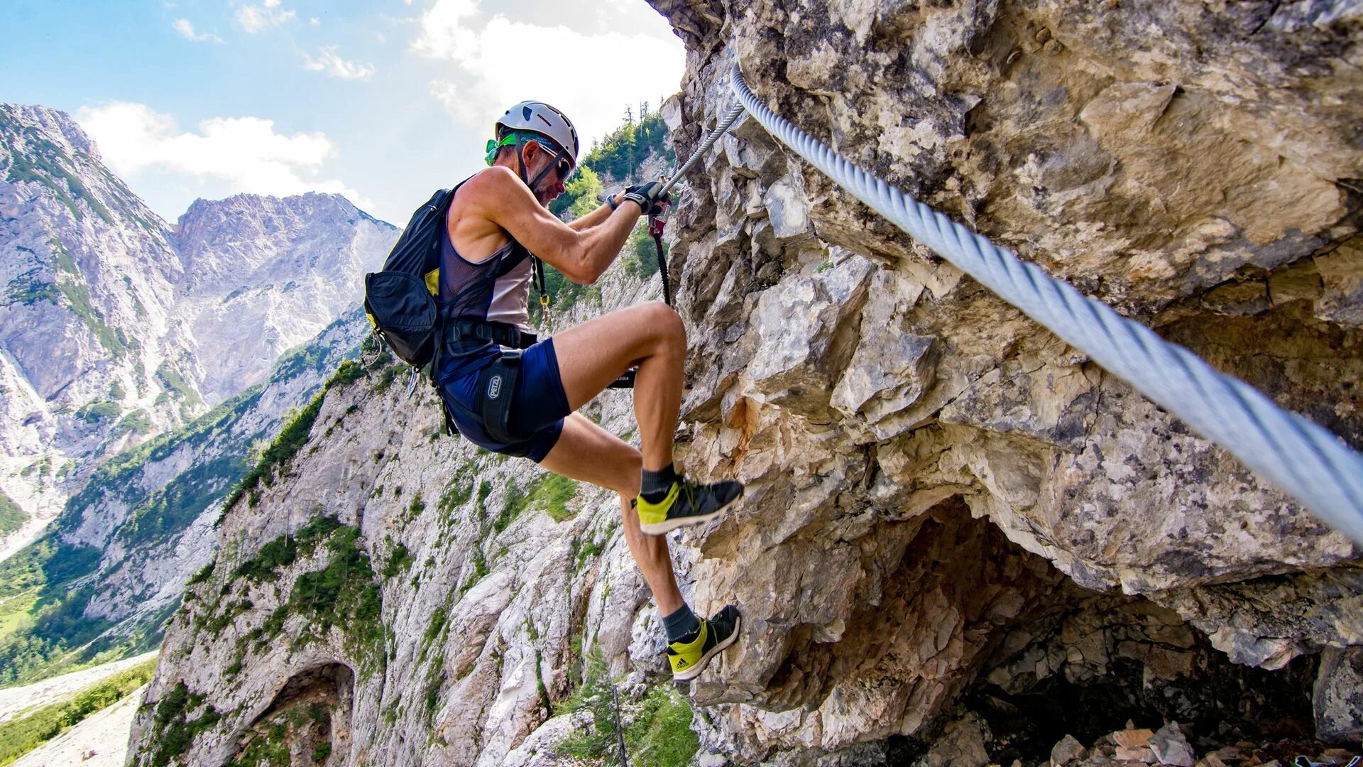 Значение слова хлопочет. Длительные занятия чем либо с многочисленными. Хлопочет это 2 класс. Длительные занятия чем либо с многочисленными. Занятие физкультурой и спортом.
