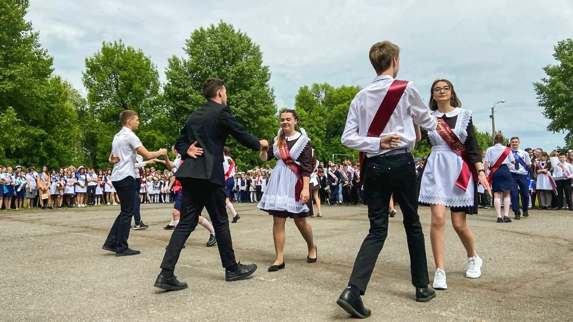 Школьный выпускной. Последний звонок 2022г. Бар "последний звонок" в сиднее. Выпускник несет первоклассницу. Последнего пройденного.