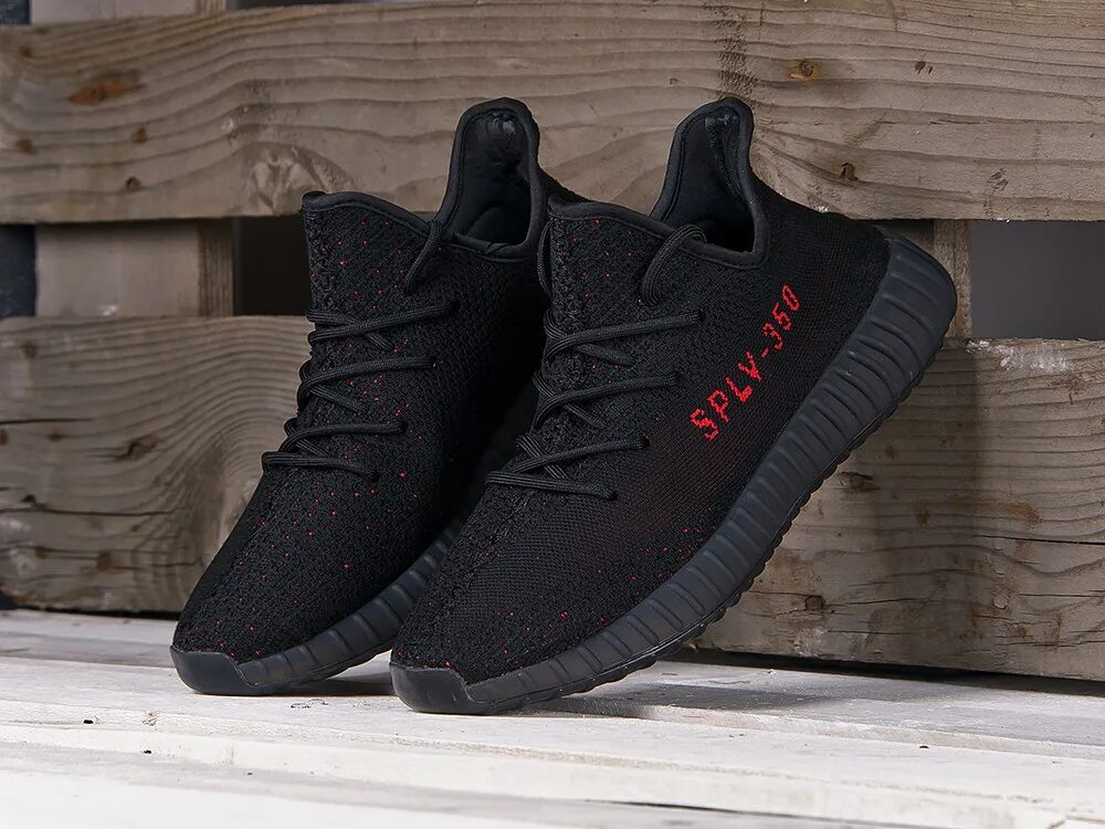 Мужские кроссовки хабаровск. Adidas Yeezy Boost 350 v2 Black. Кроссовки adidas Yeezy Boost 350 мужские. Адидас изики 350 черные. Кроссовки adidas Yeezy Boost 350 оригинал.