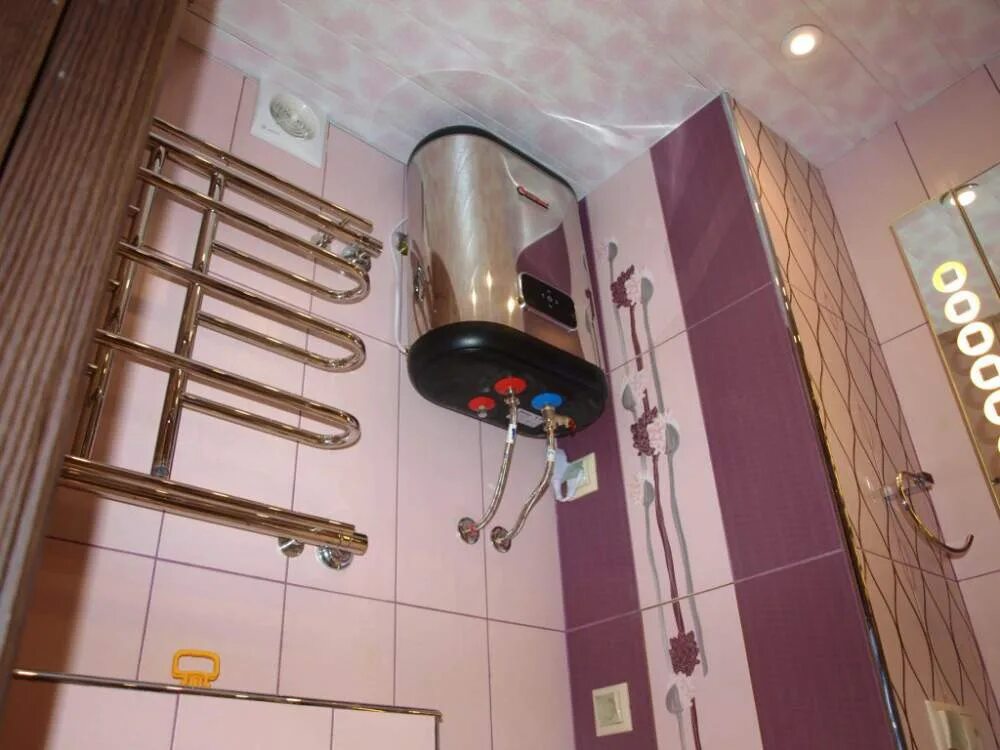 Водонагреватели куда ставить. Накопительный водонагреватель в туалете. Водонагреватели куда ставить. Бойлер в ванне. Водонагреватели куда ставить.