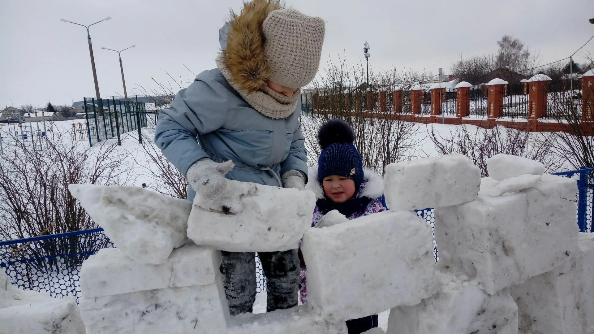 Снежная крепость для детей. Снежная крепость для детей. Баррикада из снега. Снежная крепость для детей. Игра снежная крепость.