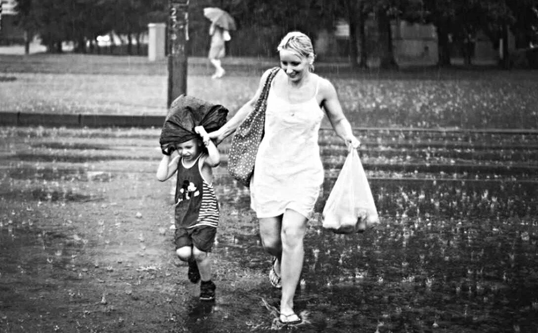 Советские дети под дождём. Трогательные фотографии. Советские мать и сын. Советское детство с мамой.