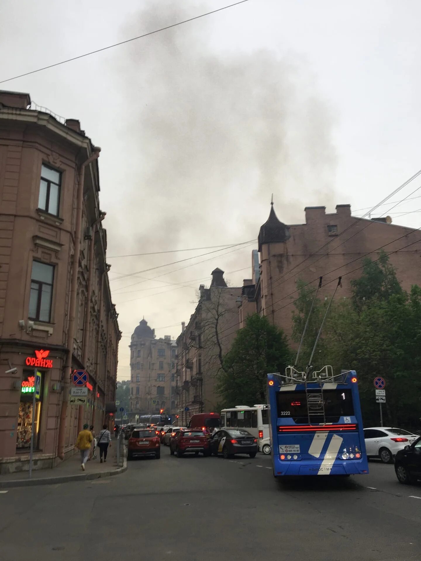 Пожар на петроградке сегодня. Пожар на петроградке сегодня. Пожар петроградский. Петроградская сторона дом басевича. Пожар на петроградке сейчас.