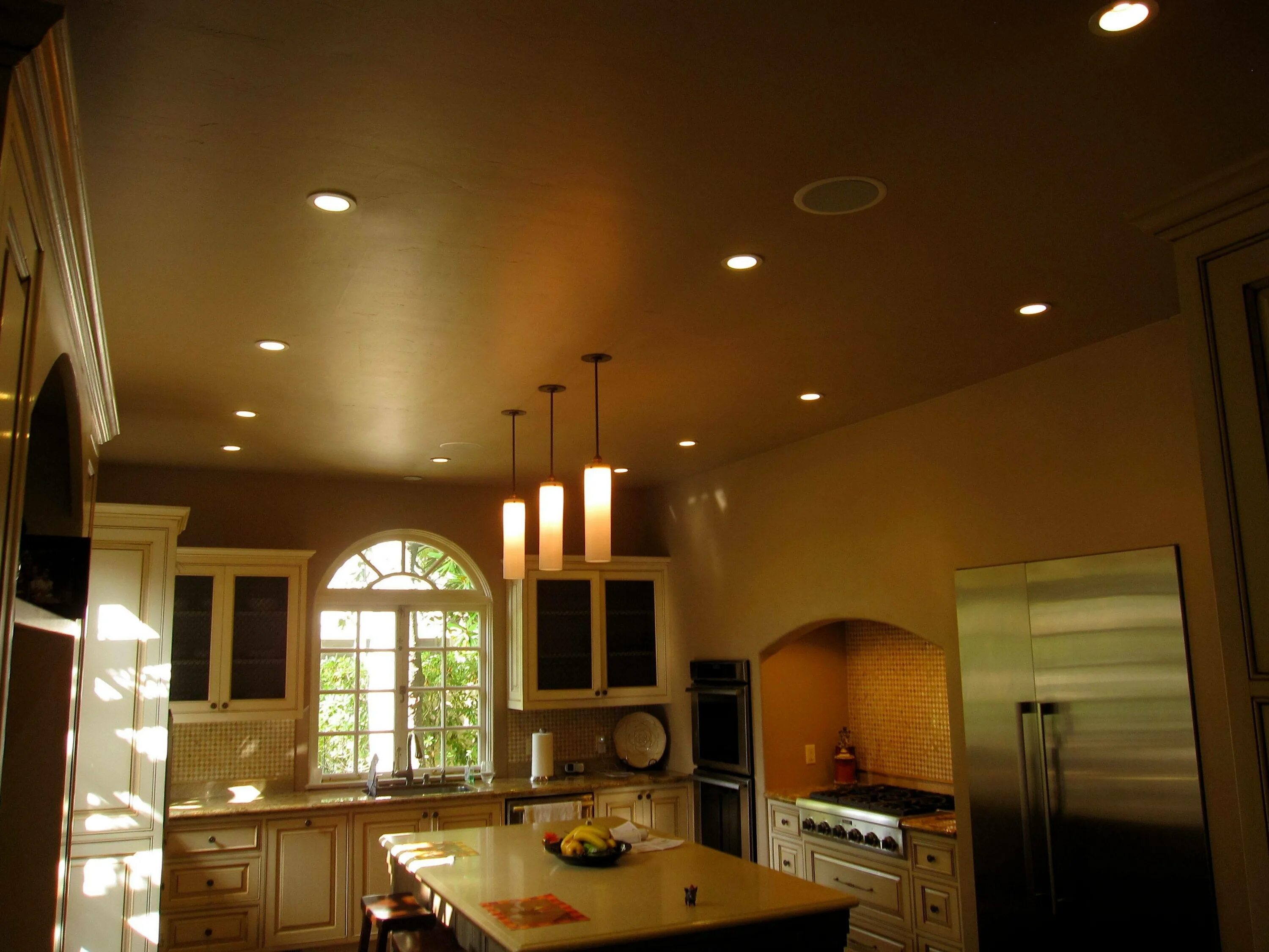 Натяжной потолок на кухне. Потолочное освещение на кухне. Кухня в потолок. Точечные светильники для потолков. Потолок кухня видео