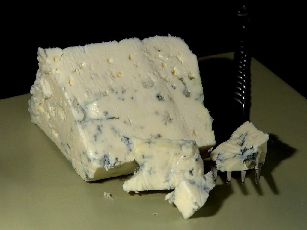 Сыр с плесенью. Голубой датский сыр. Французский сыр с плесенью. Danish Blue Cheese. Сильно пахнущий сыр
