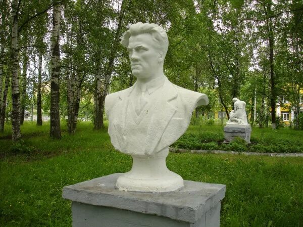 Памятник илье тутаеву. Памятник тутаеву в тутаеве. Ильи тутаева. Бюст тутаева ильи павловича. Памятники тутаева.